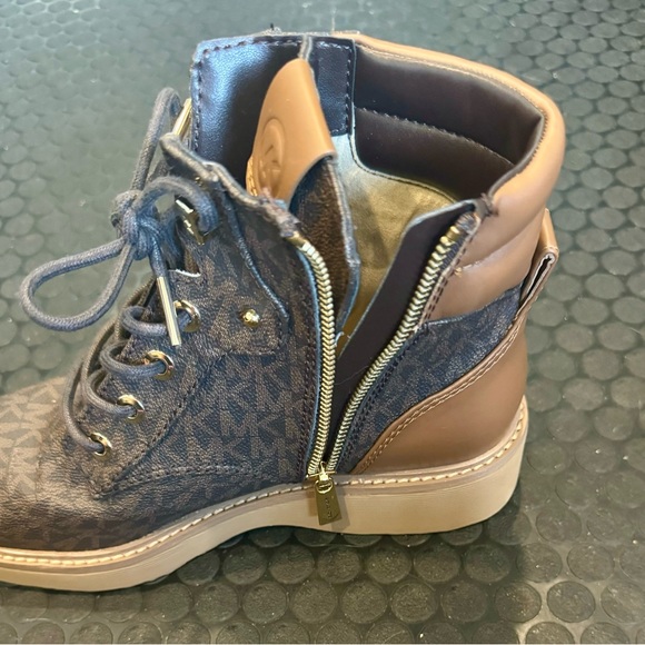 Fun Michael Kors boots - Picture 2 of 3